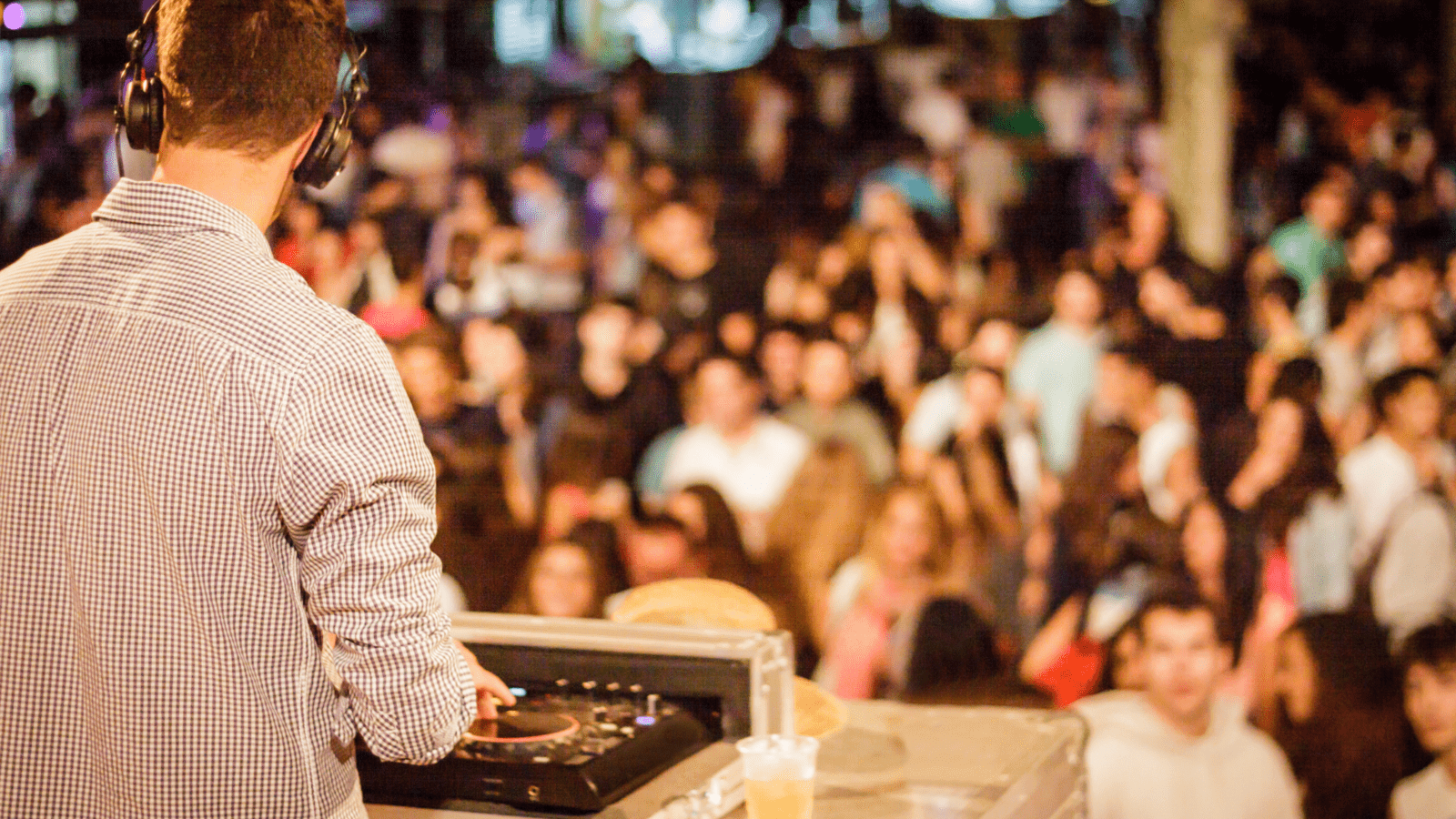 On Stage Brilliance: Land High-Paying DJ Gigs!